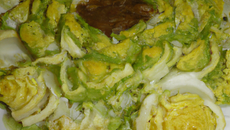 Rosace de pain bio à l'aiglonne, tombée de chou, sauce vive