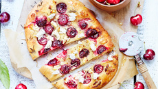 Focaccia Brebis, cerises de nos régions et romarin