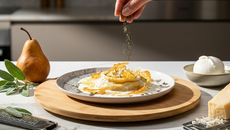 “Tagliatella farcita” à la Mozzarella di Bufala Campana AOP et à la poire caramélisée, sur fondue et tuiles croustillants de Asiago AOP