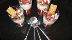Verrines de poivrons ail et jambon cru