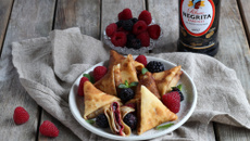 Samoussas de crêpes au rhum et compotée de fruits rouges