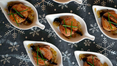 Cuillères de Saint-Jacques poêlées au lard et échalotes confites