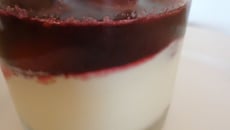 Panna cotta au toblérone blanc et cerises au vin rouge