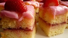 Gâteau tout rose de printemps