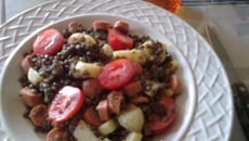 Salade de lentilles, saucisses, tomates, emmental