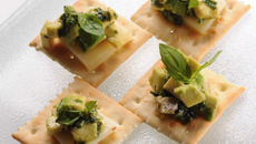 Tartine de crackers à lEtorki, avocat au basilic