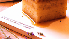 Gâteau aux pignons et miel de lavande