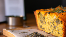 Cake aux herbes et aux céréales
