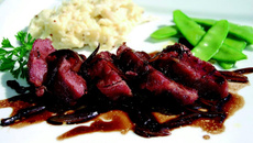 Noix de joue de porc confite, échalote au vinaigre balsamique et écrasé de céleri à la moutarde