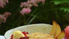 Crumble glacé minute aux pommes et poires des Vergers d'lle-de-France et coquelicot de Nemours