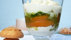 Verrines d'abricots rôtis, crème de mozzarella & pesto de basilic à l'orgeat