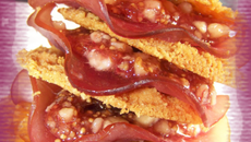 Mille-feuilles de parmesan bacon et compote de figues aux noix