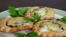 Tartelettes apéritives Fourme d'Ambert et pâte de coing