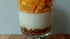 Verrine de panna cotta coco et mangue fraîche au citron vert