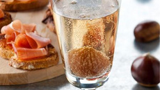 Cocktail au marron glacé et tranches de pain tomate et ail au jambon Serrano