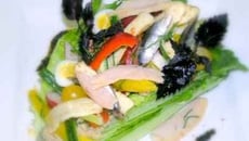 Salade niçoise, tapenade de thon et olives noires, petits croûtons à l'ail