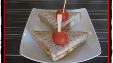 Club sandwich au fromage frais poulet et légumes croquants, toast