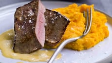 Foie de génisse, jus à la réglisse et purée de potimarron