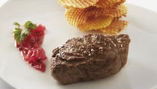 Pavé de biche, chutney d'oignons et airelles, pommes gaufrettes