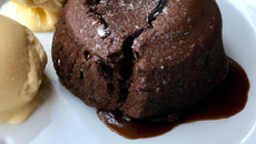 Moelleux au chocolat au micro-ondes, glace vanille