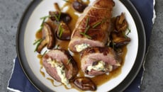 Magrets de canard au Bresse Bleu et shiitakes caramélisés