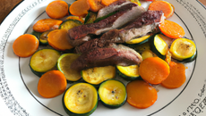 Magret de canard aux courgettes et carottes