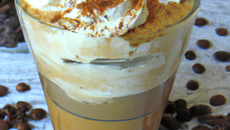 Café frappé amélioré : miel, crème, sirop de tiramisu, vanille