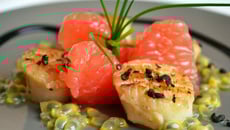 Noix de St Jacques poêlées au poivre de Timut, pamplemousse rose et fruit de la passion