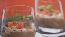 Verrine d'aubergine au chèvre frais et tomates confites