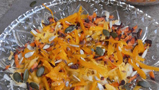 Potimarron râpé à l'orange et carottes anciennes et sauce à l'ortie séchée