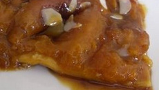Tarte tatin aux abricots, amandes et caramel au beurre salé