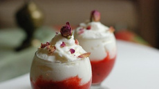 Cappucino de fraises au Gingembre mousse de Pana Cotta à la rose