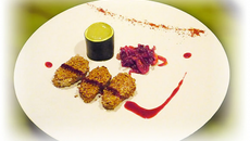Escalopes de foie gras au sésame grillé, délice de courgette et compote d'oignon cassis