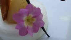 Crémeux mascarpone à la rose, poires pochées vanillées