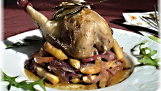 Cailles sur lit de pommes et oignons rouges