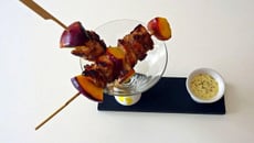 Brochettes de lapins épicées et nectarines au miel de garrigue, sauce à la moutarde douce