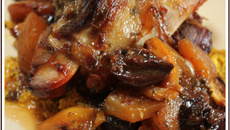 Tajine de souris d'agneau aux pruneaux et poires