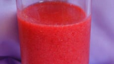 Smoothie rose : fraise framboise et banane)
