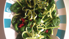 Salade chaude aux épinards et tagliatelles