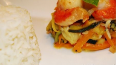 Noix de saint jacques en nid de légumes