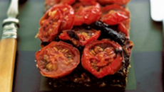 Tarte aux tomates, tapenade et pélardon