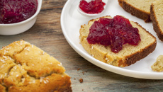 Cake à la noix de coco et confiture de fraises