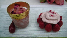 Compotée de rhubarbe à la fraise-verveine aux parfums de roses !