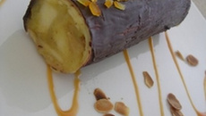 Cannellonis chocolatés aux pommes et aux fruits secs parfumés à la cardamome, sauce au caramel à la fleur de sel