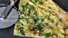 Pizza aux oignons nouveaux, courgettes, petits pois, menthe et verveine