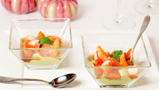 Verrines à l'avocat épicé, pamplemousse rose et bâtonnets Coraya Suprêmes
