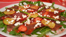 Carpaccio de bresaola, nectarines, fraises et chèvre au miel sur lit de rucola