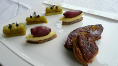 Foie gras de canard juste poêlé, compotée de rhubarbe vanillée aux poivres, échalotes confites au Floc de Gascogne ,royale d'ail de Lomagne sur croustille mi-sarrasin et magret fumé