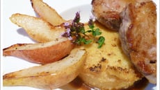 Médaillons de veau, poires poêlées, polenta et jus réduit à la fleur d'oranger