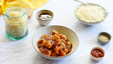 Dés de poulet caramélisés, sauce pimentée